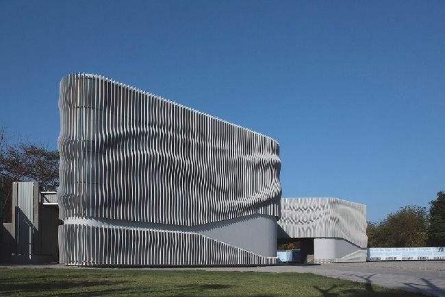北海浅谈现代建筑采用网架结构安装的主要优势和应用